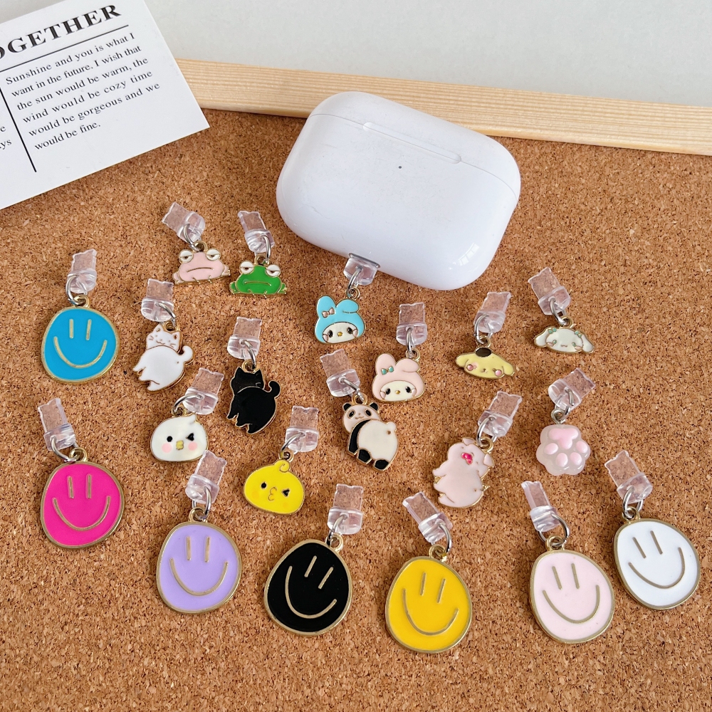 ปลั๊กกันฝุ่นโทรศัพท์ เหมาะสําหรับ iPhone สําหรับ Samsung Type-C อินเทอร์เฟซปลั๊กกันฝุ่นอุปกรณ์เสริมระบบกันสะเทือนโทรศัพท์แมวน่ารักหน้ายิ้มแพนด้า Sanrio