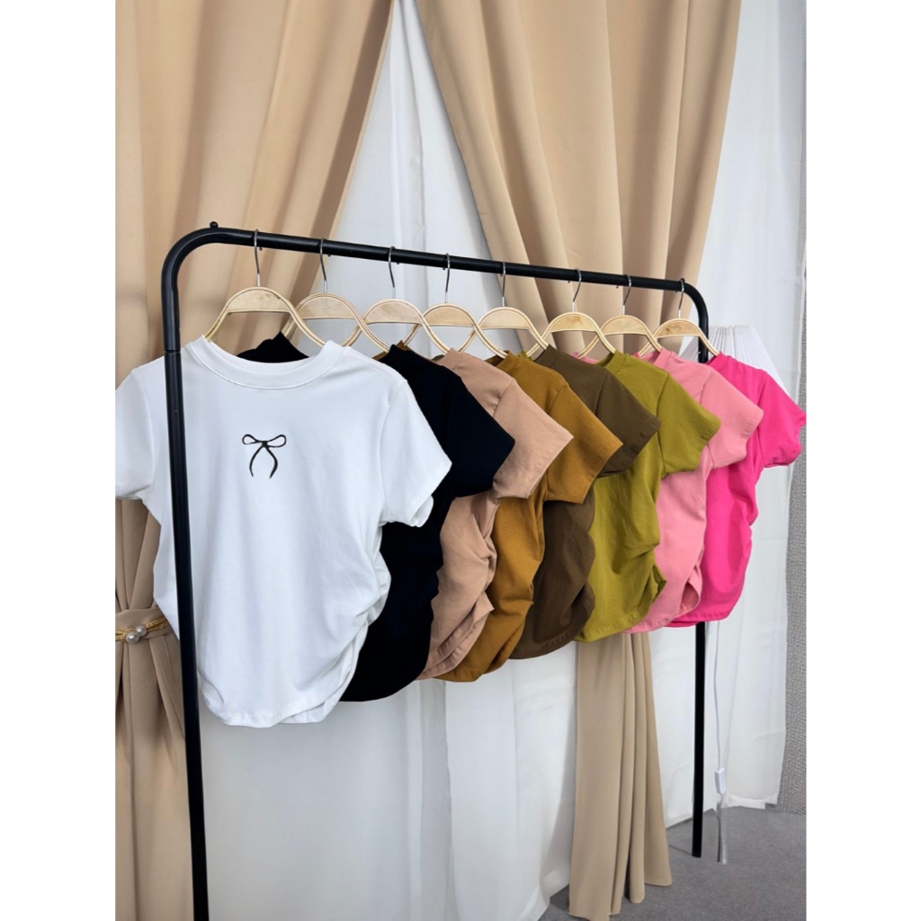 Hotgirl พร้อมส่ง เสื้อยืดผู้หญิง y2k เสื้อยืดรัดรูป ดีไซน์จีบด้านข้าง แขนสั้นพิมพ์โบว์ สไตล์สวยหวาน