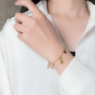 สร้อยข้อมือโคลเวอร์สี่ใบ สแตนเลสเคลือบทอง มีความทนทานและหรูหรา