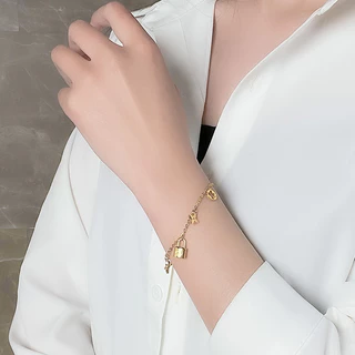 สร้อยข้อมือโคลเวอร์สี่ใบ สแตนเลสเคลือบทอง มีความทนทานและหรูหรา