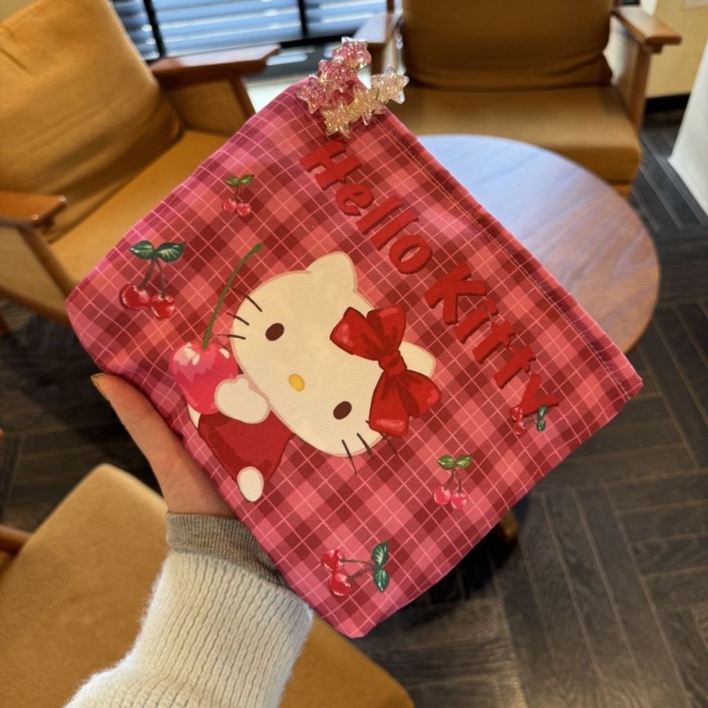 กระเป๋าเก็บผ้าแคนวาสพิมพ์ลาย hello Kitty น่ารัก กระเป๋าแต่งหน้าความจุขนาดใหญ่แบบพกพาสําหรับผู้หญิง