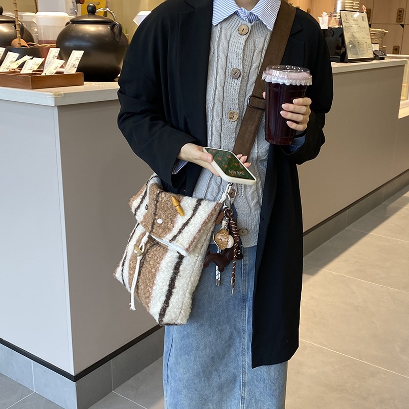 ลายทําด้วยผ้าขนสัตว์ไหล่ Messenger Bag Lazy All-Match ขนาดใหญ่-ความจุ Messenger Bag Retro Tote Bag