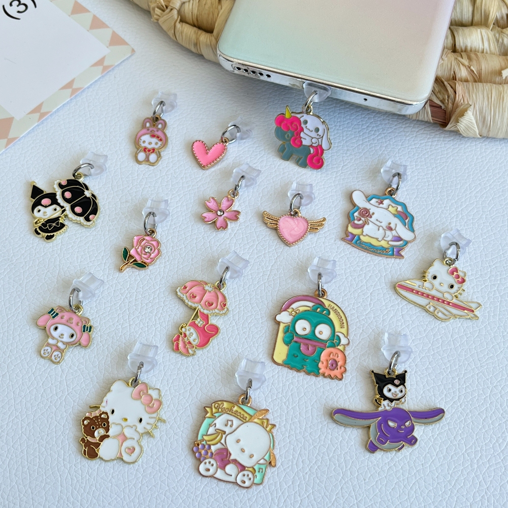 Sanrio Hello Kitty ปลั๊กฝุ่น Charm Kawaii ชาร์จพอร์ตปลั๊กสําหรับ iPhone Anti Dust Cap ประเภท C Android ป้องกันฝุ่น Stopper จี้โทรศัพท์