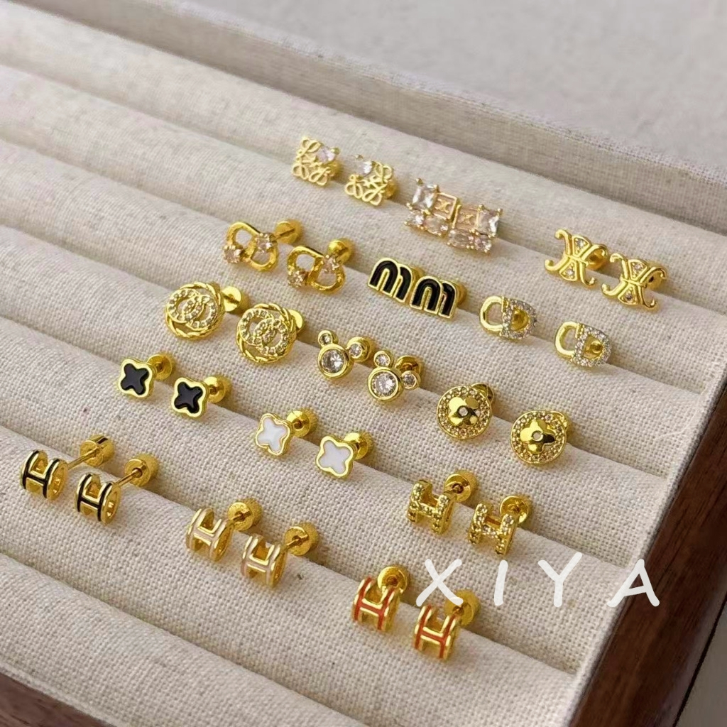 XIYA 18K Gold-Plated Mini Zircon Letter ต่างหูสกรูด้านล่างแบนต่างหูต่างหูสตั๊ด