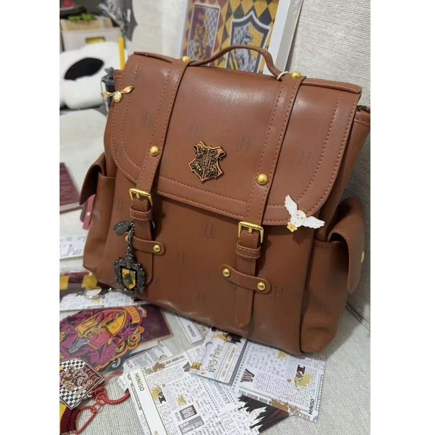 Miniso Harry Potter Series กระเป๋าเป้ลายคลาสสิก กระเป๋าเป้สะพายหลัง แบบพกพา ความจุขนาดใหญ่ สีน้ําตาล