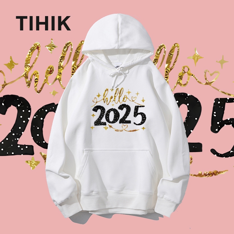TIHIK happy new year 2025 sweater เสื้อจั๊มเปอร์แขนยาว มีฮู้ด ด้วยลายการ์ตูนปีใหม่ B000232