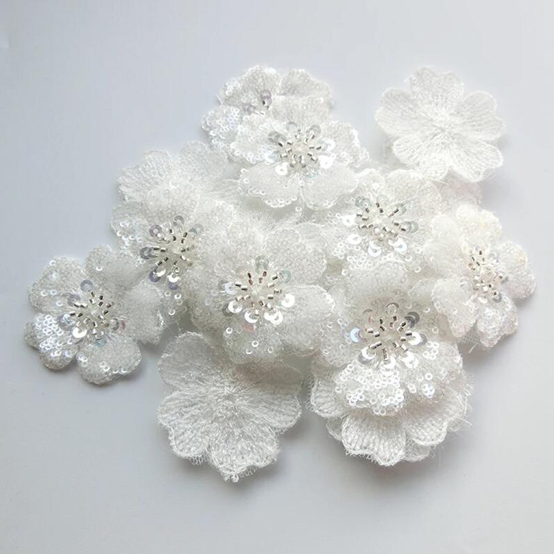 5 ชิ้นสีขาวเลื่อมลูกปัดลูกไม้ Applique ดอกไม้ Patch Motif Veil Bodce DIY Craft 5 ซม.กว้าง
