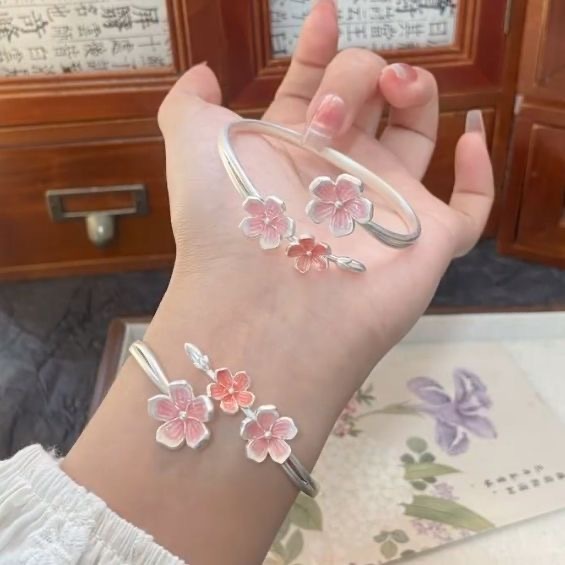 แฟชั่นเกาหลีสร้อยข้อมือดอกไม้สีชมพูผู้หญิงสีเงิน อิน ของขวัญวันเกิดนักเรียน