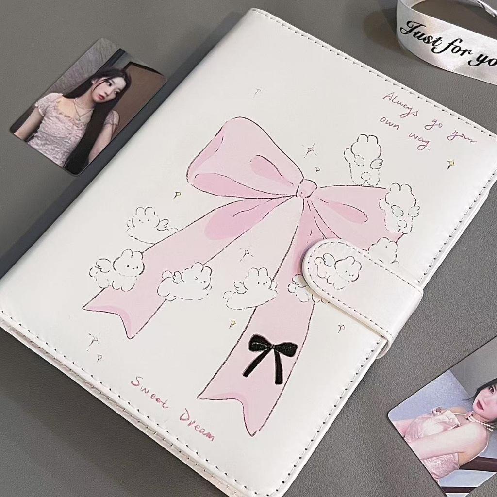 สมุดการ์ดโบว์สีชมพู หนัง pu A5 การ์ดหนังสือหัวเข็มขัดแม่เหล็กไม่แอตทริบิวต์หลวมใบ Four Palace การ์ดหนังสือคู่มือเก็บหนังสือโพลารอยด์ 10 ซม.การ์ดรูปถ่ายอัลบั้มรูปโปสการ์ดอัลบั้มสมุดภาพ