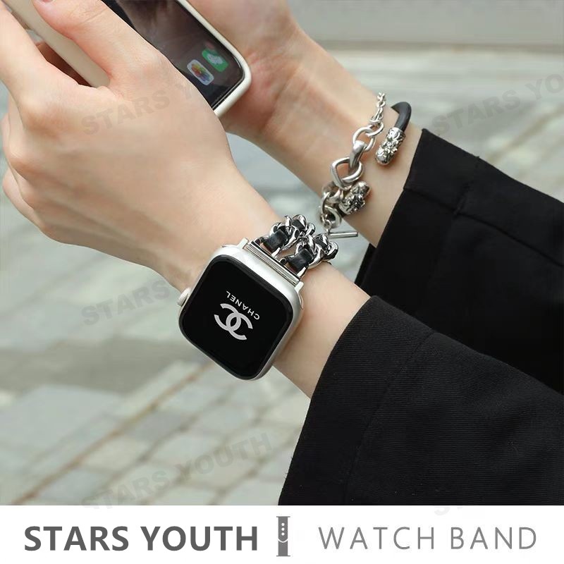 สายรัดข้อมือหนังหรูหราพร้อมโลหะเดนิมสไตล์ Chanel สำหรับผู้หญิงสำหรับ iWatch Series 10 / 9 / 8 / 7 / SE / 6 / 5 / 4 / 3 / Ultra 2 49mm 42mm 46mm 41mm 45mm 40mm 44mm 38mm