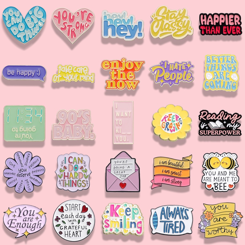 100 รูปแบบ Word Statement Lapel Pin Enjoy Now กระเป๋าเป้สะพายหลัง Badge Something Good Is Coming เข็มกลัดเสื้อผ้าอุปกรณ์เสริมของขวัญ