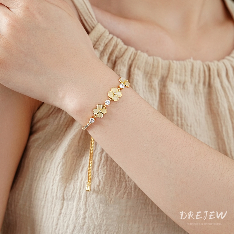 Drew ดอกไม้สแควร์เพทาย Zirconia สร้อยข้อมือแบบปรับได้ตาแมวเทียม