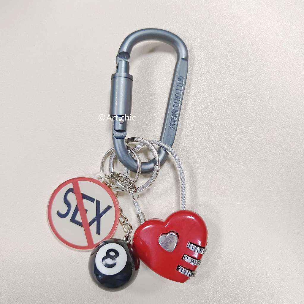 รูปแบบล่าสุดสร้างสรรค์จับคู่โชคดีสีดํา8พวงกุญแจอินเทรนด์2024