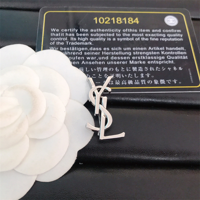 เข็มกลัดตัวอักษรโลหะผสมสีทึบเรียบด้วยไฟฟ้าขนาดเล็กสําหรับผู้หญิง