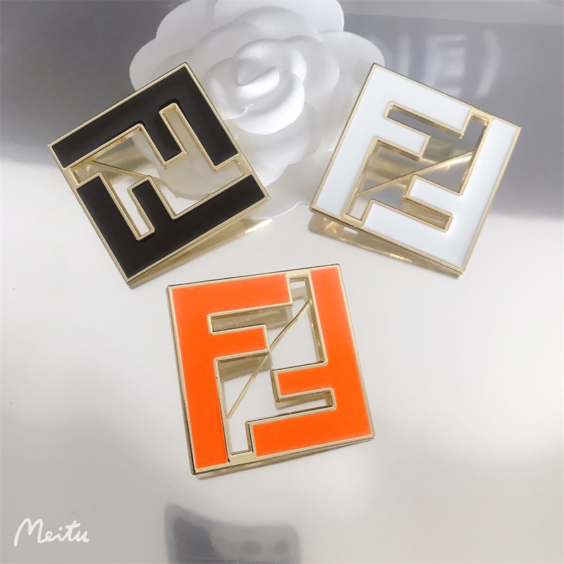 เข็มกลัดโลหะผสมไททาเนียมตัวอักษร FF สมมาตร unisex