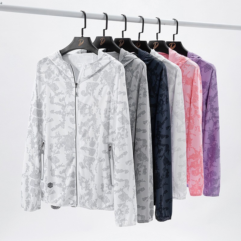 เสื้อกันยูวี ขึ้น50+ เสื้อผ้าป้องกันแสงแดดสําหรับผู้ชายและผู้หญิง น้ําหนักเบาและระบายอากาศได้