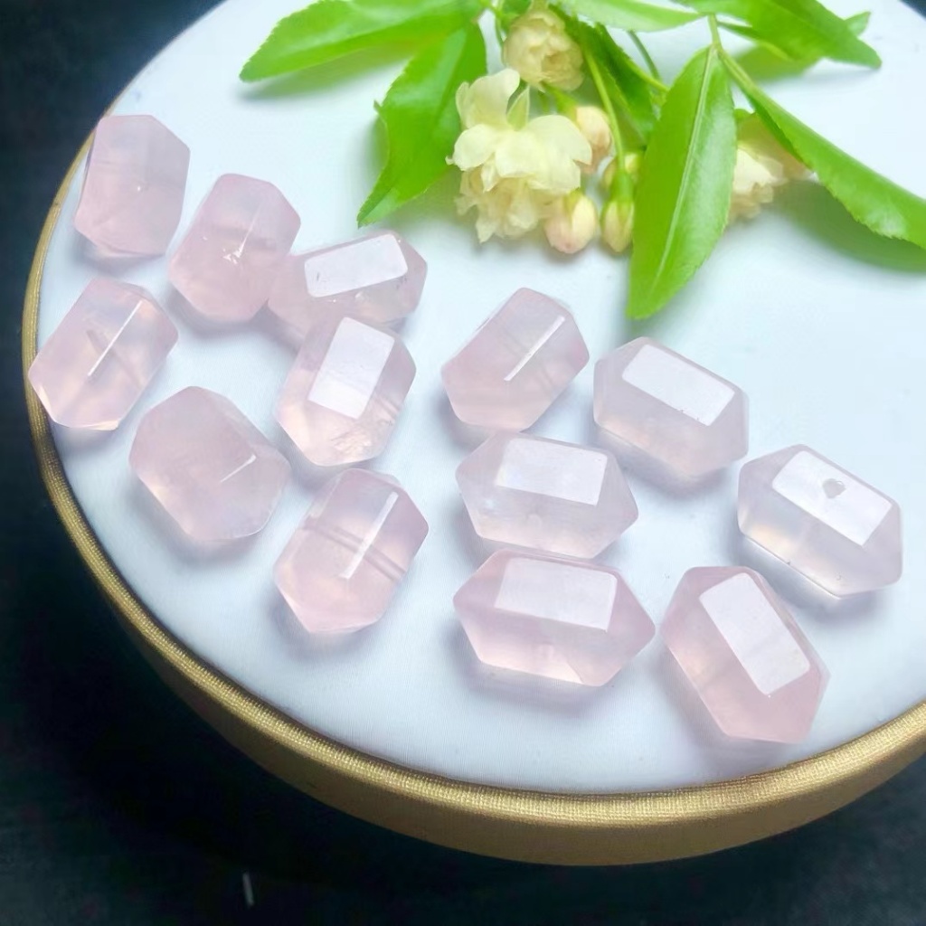 ธรรมชาติสีชมพูคริสตัลแกะสลักสองแฉกชิ้นเครื่องประดับน่ารักทําเองอุปกรณ์เสริมที่เรียบง่ายทุกการแข่งขันของขวัญ