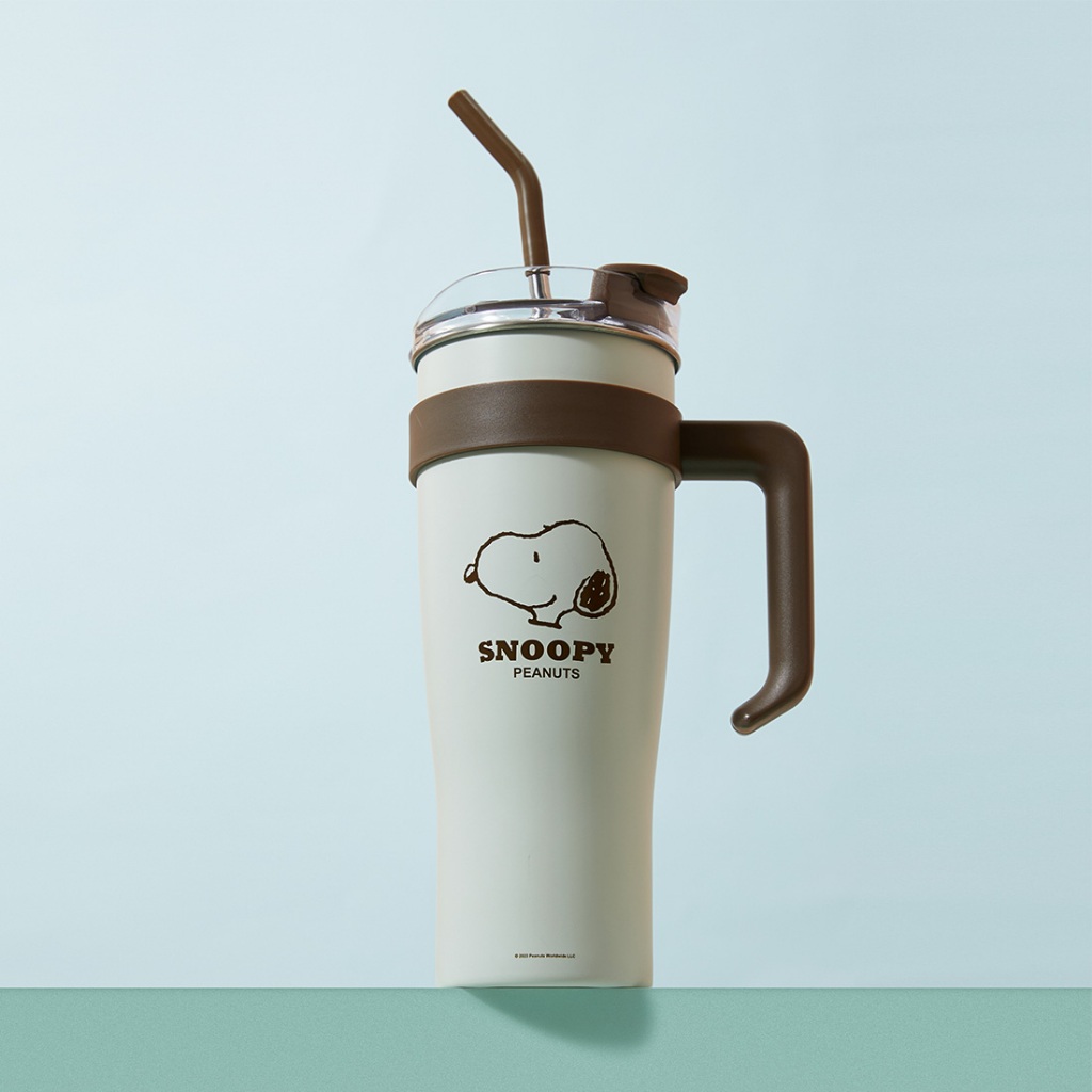 MINISO Snoopy Collection แก้วน้ําเหล็กพร้อมหลอด 1600mL แก้วเดินทางสแตนเลสพร้อมที่จับถั่วลิสง
