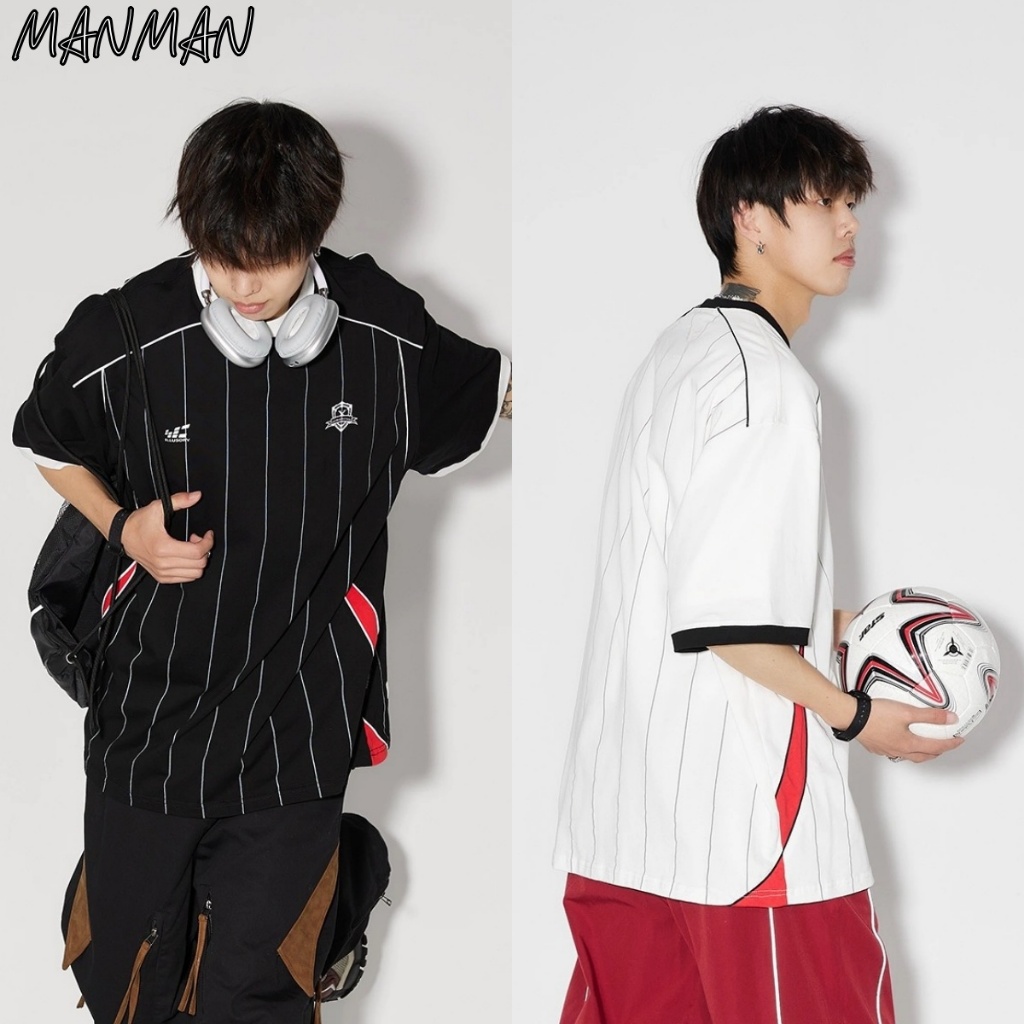 MANMAN ชุดฟุตบอลลาย แขนสั้นสไตล์อเมริกัน คอกลม สตรีทฮิปฮอป กีฬา