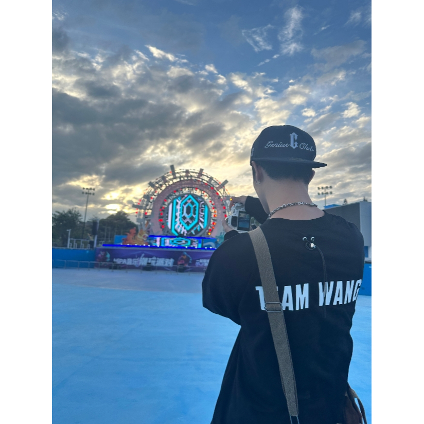 เสื้อสตรีทแวร์ใช้ต้นฉบับที่กําหนดเอง 280ก เส้นด้ายคู่ทีมคนดังสไตล์เดียวกันตัวอักษรซิลิโคนสีขาวรุ่นแรกเสื้อยืดแขนยาว-