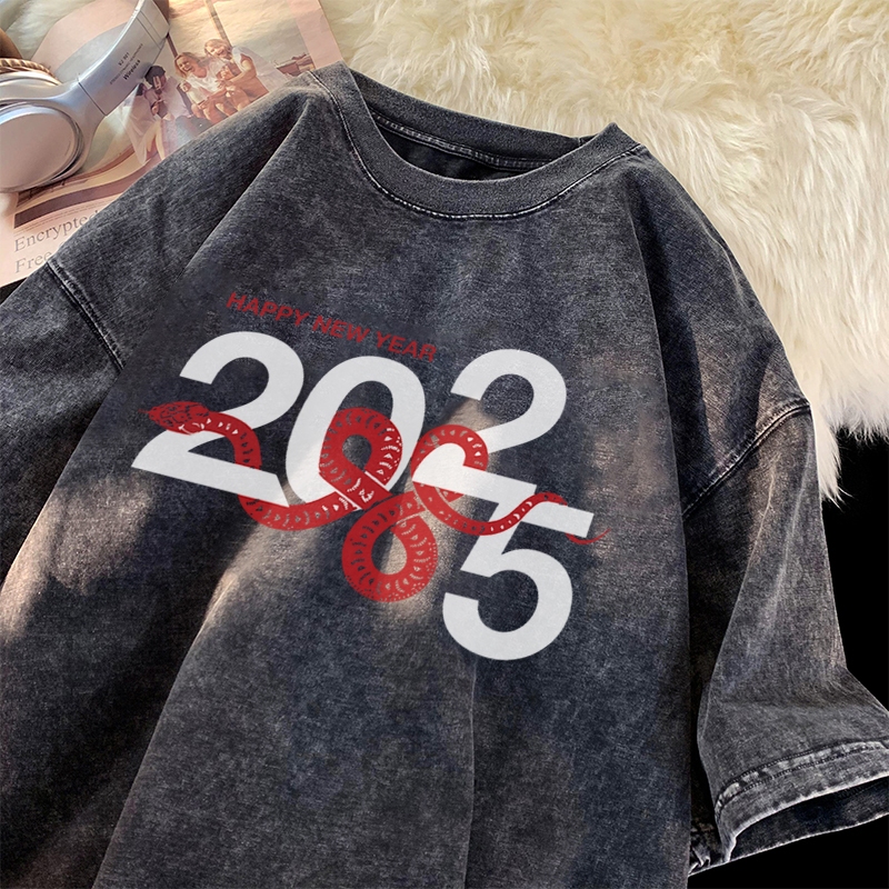 ตรุษจีน2025 Qkoole เสื้อยืด ฟอก วินเทจ oversize ลายงู วินเทจสไตส์อเมริกา I003488