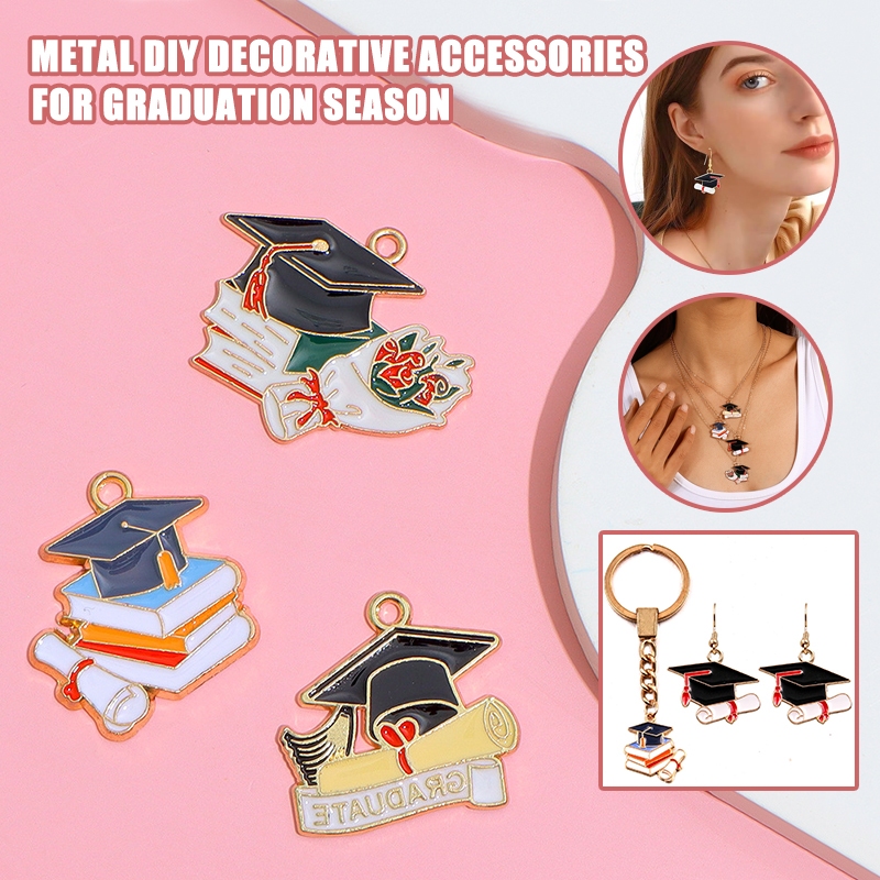 YUNYUAN ใหม่จบการศึกษาหมวกนักเรียนจี้เครื่องประดับโลหะผสม DIY ที่กําหนดเองแฟชั่นเสื้อผ้าอุปกรณ์เสริมตามฤดูกาลของขวัญรับปริญญา