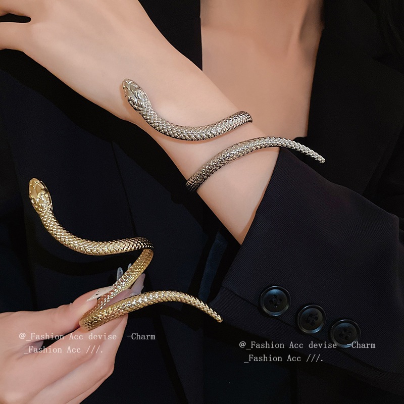 สองชิ้นที่ไม่ซ้ํากันบิดเสรีเปิดสร้อยข้อมือชุดยุโรปและอเมริกาบุคลิกภาพโอ้อวดสร้อยข้อมือพร็อพแฟชั่นแสงหรูหราเครื่องประดับมือ