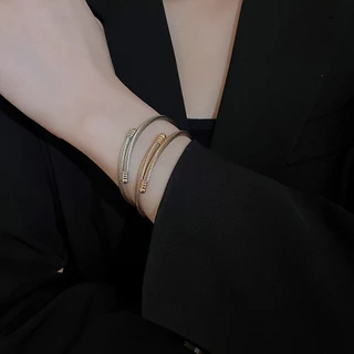 เกาหลีที่เรียบง่ายย้อนยุคสร้อยข้อมือโลหะความรู้สึกขั้นสูงของบุคลิกภาพสร้างสรรค์สร้อยข้อมือแฟชั่นแสงหรูหราเครื่องประดับมือขายส่ง