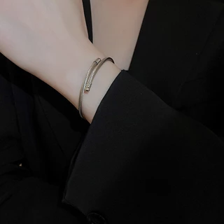 เกาหลีที่เรียบง่ายย้อนยุคสร้อยข้อมือโลหะความรู้สึกขั้นสูงของบุคลิกภาพสร้างสรรค์สร้อยข้อมือแฟชั่นแสงหรูหราเครื่องประดับมือขายส่ง