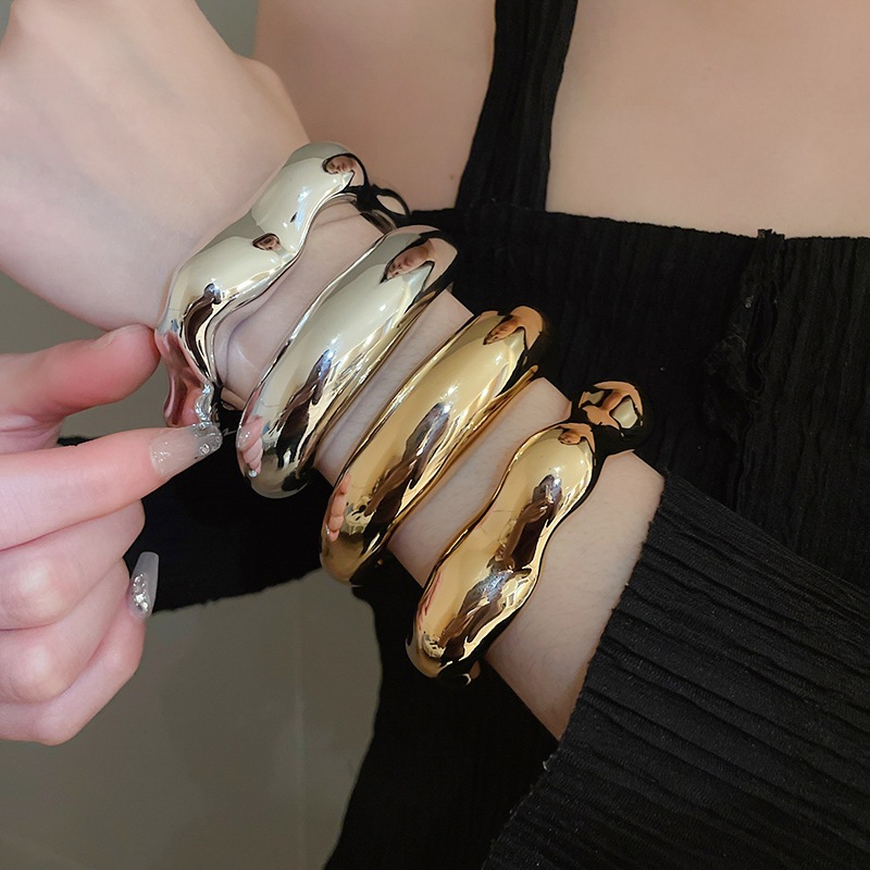 โลหะผิดปกติพับเปิดสร้อยข้อมือลมเย็นโอ้อวดสร้อยข้อมือยุโรปและสหรัฐอเมริกาแสงหรูหราอารมณ์อุปกรณ์เสริมขายส่ง - รูปที่ 3