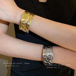 โลหะผิดปกติพับเปิดสร้อยข้อมือลมเย็นโอ้อวดสร้อยข้อมือยุโรปและสหรัฐอเมริกาแสงหรูหราอารมณ์อุปกรณ์เสริมขายส่ง
