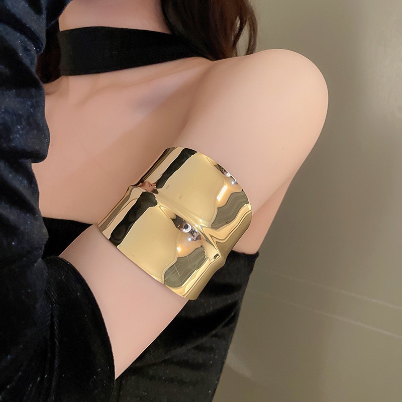 โลหะผิดปกติพับเปิดสร้อยข้อมือลมเย็นโอ้อวดสร้อยข้อมือยุโรปและสหรัฐอเมริกาแสงหรูหราอารมณ์อุปกรณ์เสริมขายส่ง - รูปที่ 6