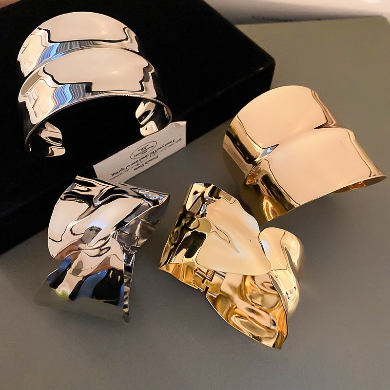 โลหะผิดปกติพับเปิดสร้อยข้อมือลมเย็นโอ้อวดสร้อยข้อมือยุโรปและสหรัฐอเมริกาแสงหรูหราอารมณ์อุปกรณ์เสริมขายส่ง - รูปที่ 4