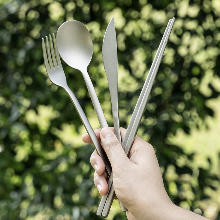 ไร้ขอบเขต การเดินทาง ตั้งแคมป์ไทเทเนียมชุดช้อนส้อมด้ามยาวช้อนส้อมมีดตะเกียบท่องเที่ยวกลางแจ้งยูทิลิตี้โลหะบนโต๊ะอาหาร