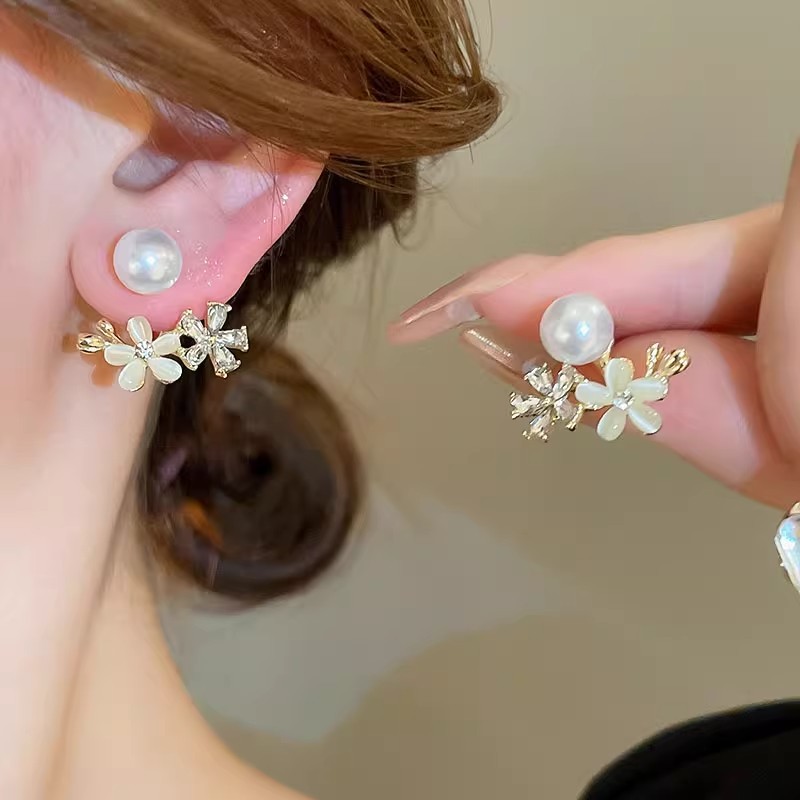 ต่างหู pearl และ floral crystal โทนสีทอง เครื่องประดับแฟชั่นสำหรับทุกวัน