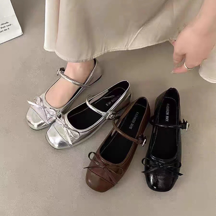 Chic Stroll รองเท้าส้นแบนโบว์เงินสไตล์ฝรั่งเศสสำหรับผู้หญิง 2024 ฤดูร้อนใหม่รองเท้าหนังเล็กเข้ารูปปากตื้นแบบแมรี่เจนพร้อมกระโปรง