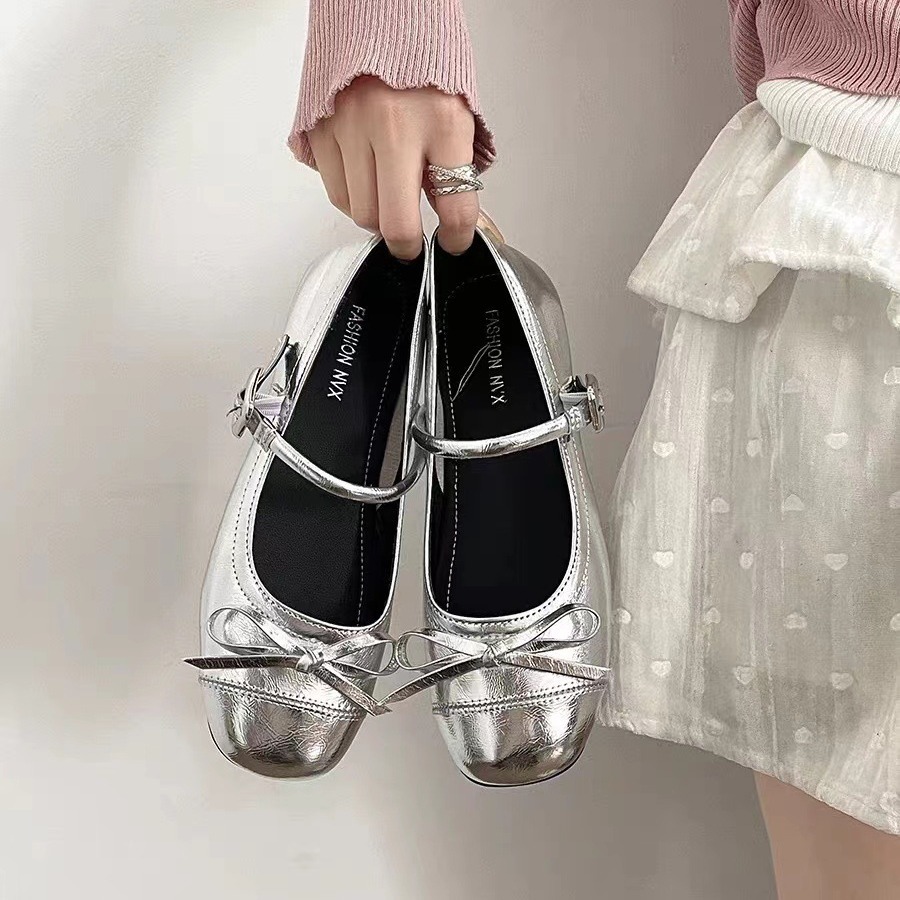 Chic Stroll รองเท้าส้นแบนโบว์เงินสไตล์ฝรั่งเศสสำหรับผู้หญิง 2024 ฤดูร้อนใหม่รองเท้าหนังเล็กเข้ารูปปากตื้นแบบแมรี่เจนพร้อมกระโปรง