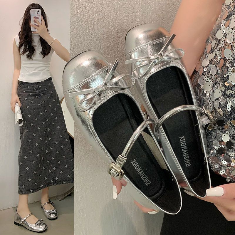 Chic Stroll รองเท้าส้นแบนโบว์เงินสไตล์ฝรั่งเศสสำหรับผู้หญิง 2024 ฤดูร้อนใหม่รองเท้าหนังเล็กเข้ารูปปากตื้นแบบแมรี่เจนพร้อมกระโปรง