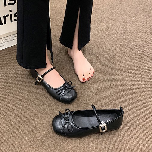 Chic Stroll รองเท้าส้นแบนโบว์เงินสไตล์ฝรั่งเศสสำหรับผู้หญิง 2024 ฤดูร้อนใหม่รองเท้าหนังเล็กเข้ารูปปากตื้นแบบแมรี่เจนพร้อมกระโปรง