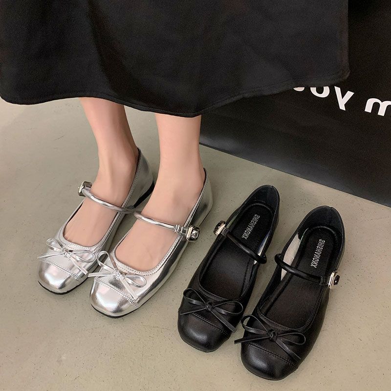 Chic Stroll รองเท้าส้นแบนโบว์เงินสไตล์ฝรั่งเศสสำหรับผู้หญิง 2024 ฤดูร้อนใหม่รองเท้าหนังเล็กเข้ารูปปากตื้นแบบแมรี่เจนพร้อมกระโปรง