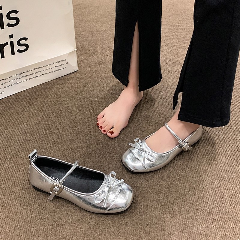 Chic Stroll รองเท้าส้นแบนโบว์เงินสไตล์ฝรั่งเศสสำหรับผู้หญิง 2024 ฤดูร้อนใหม่รองเท้าหนังเล็กเข้ารูปปากตื้นแบบแมรี่เจนพร้อมกระโปรง