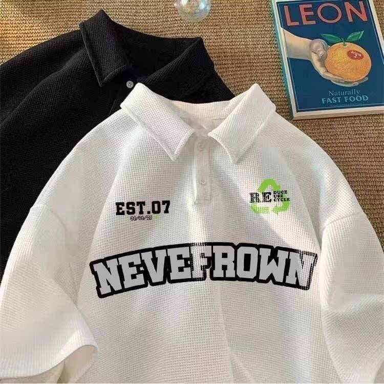 M&M แฟชั่นยอดนิยม เสื้อโปโลผู้ชาย คอปกแบบคลาสสิก พิมพ์ลายมีสไตล์