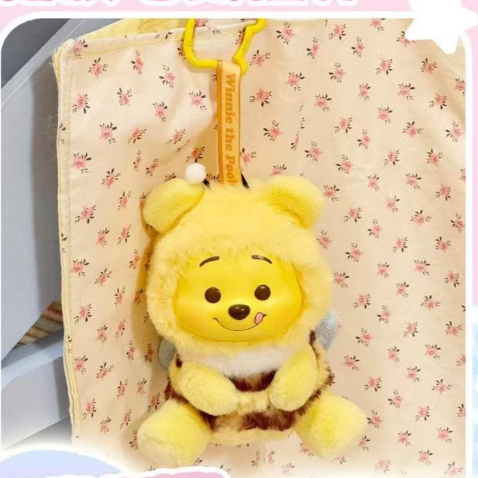 Miniso x Disney Winnie the Pooh Naughty Party จี้ตุ๊กตาไวนิลกล่องลึกลับจี้ตุ๊กตาน่ารักกระเป๋าเป้สะพายหลังจี้เดสก์ท็อปตกแต่งของขวัญวันเกิด