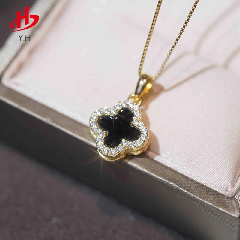 Y.H โคลเวอร์สี่ใบ จี้สองด้าน สีดำ และขาว สีทอง 18K สร้อยคอ