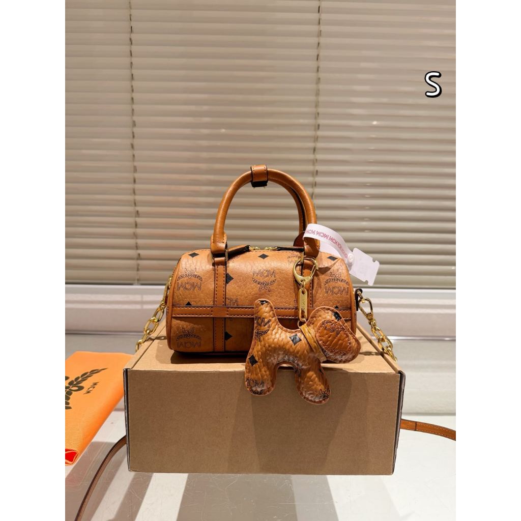 พร้อมกล่องMCM ใหม่คลาสสิก Retro Boston Mini หมอนกระเป๋าผู้หญิงกระเป๋าถือแฟชั่นกระเป๋าสะพายไหล่ลําลอง