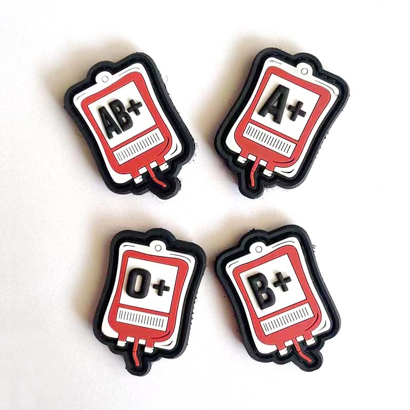 4.5*3 ซม.กระเป๋าเลือดประเภท A+ B+ AB+ O+ POS PVC ยางสัญลักษณ์แพทช์พร้อมตะขอและห่วง,ทหารยุทธวิธีป้ายส