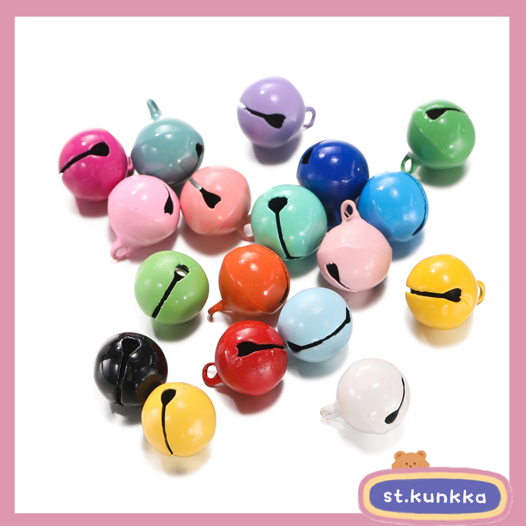 St.kunkka 10pcs Candy สีขนาดเล ็ ก Bell เครื ่ องประดับอุปกรณ ์ เสริม 14 มม.โลหะสี Bells เป ็ นสัตว ์ เลี ้ ยง Cat Bells สําหรับ DIY เครื ่ องประดับอุปกรณ ์ เสริม