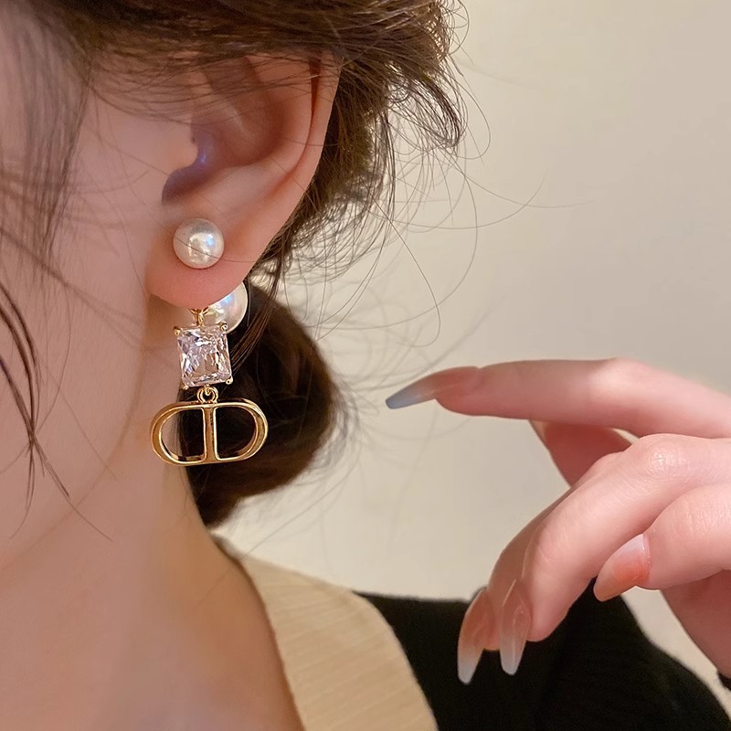 Letter D ต่างหูมุกหญิงการออกแบบเฉพาะความรู้สึกต่างหูแสงหรูหราความรู้สึกคุณภาพสูงต่างหูอารมณ์