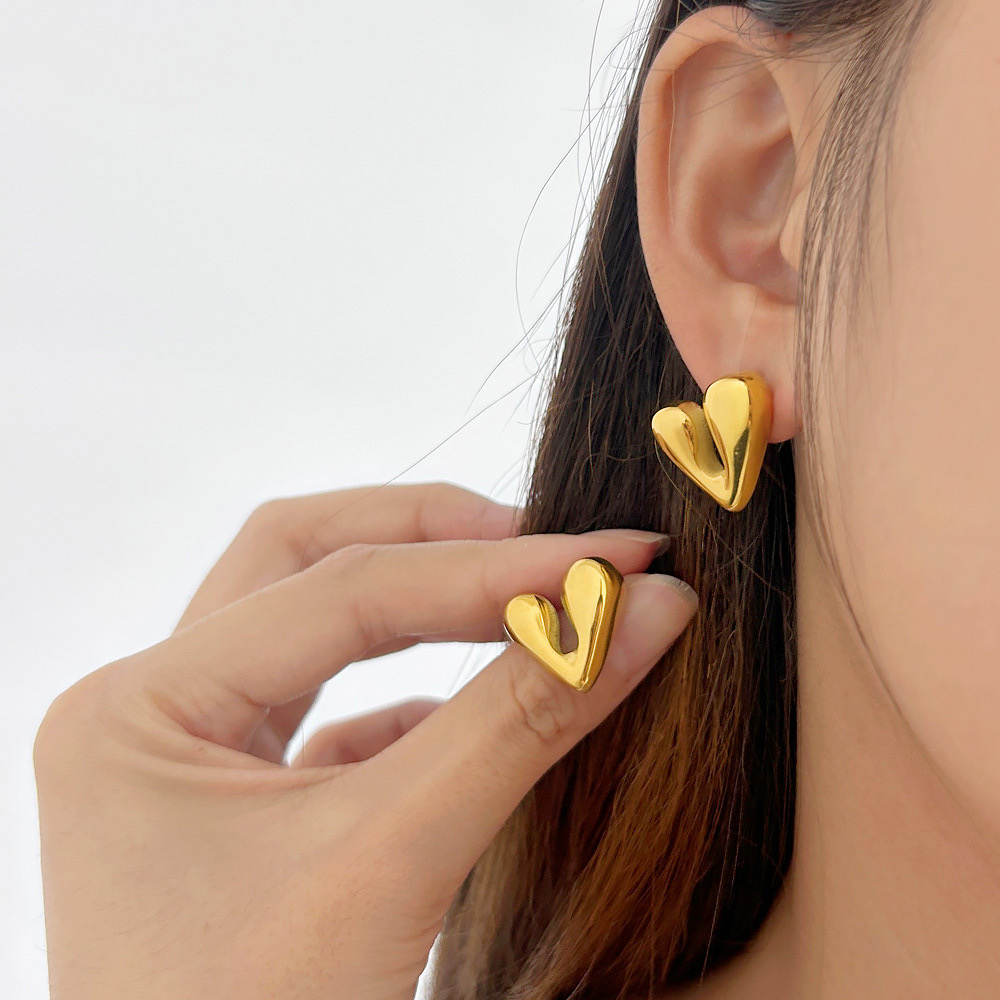 ยุโรปสไตล์อเมริกัน High-End Glossy ไม่สม่ําเสมอ Love ต่างหูสแตนเลสสี Retention Hypoallergenic ต่างหู
