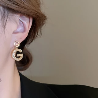 [Jewbeauty]ต่างหูตัวอักษรเพทายไฟฟ้าสีทองแสงหรูหราสไตล์การออกแบบความรู้สึกต่างหูเข็มเงินแฟชั่นเครื่องประดับคุณภาพสูง